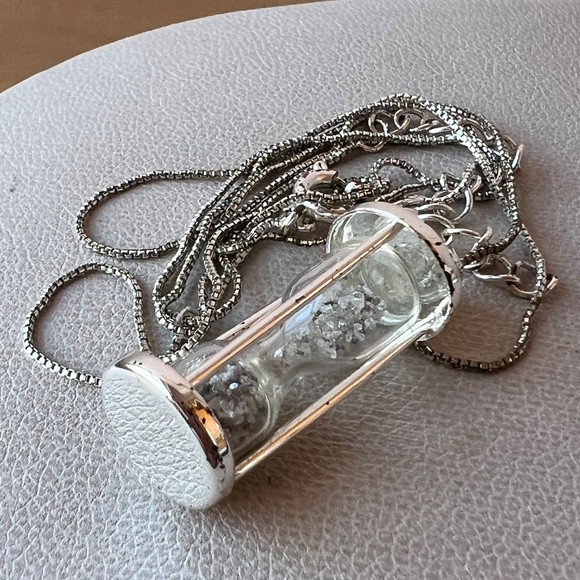 VINTAGE HOURGLASS SAND CLOCK PENDANT CHAIN NECKLACE SILVERTONE METAL VERY UNIQUE - Picture 10 of 16